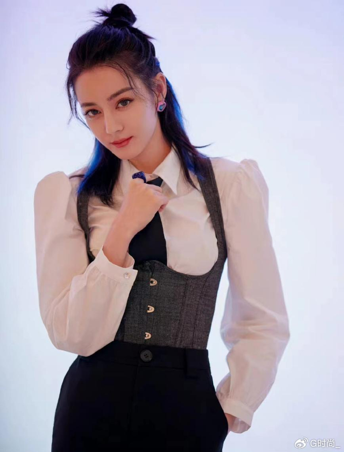 迪丽热巴又飒又美,3套时尚穿搭,照着穿会很美