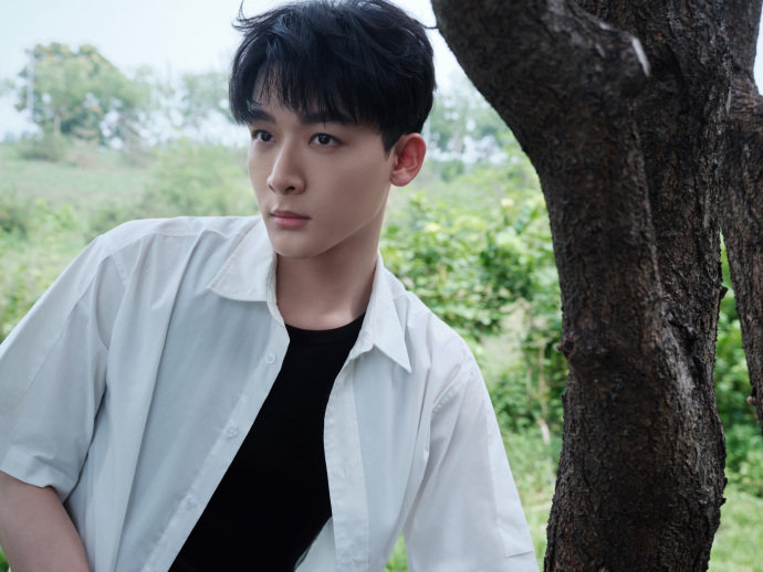 张晚意黑色背心搭配白色衬衫清爽少年感拉满!