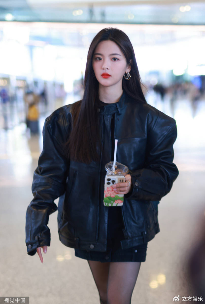 杨超越穿垫肩皮衣酷飒个性 短裤搭黑丝热辣性感|垫肩|杨超越|虹桥机场