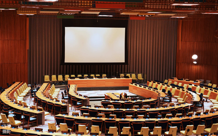 联合国会议大厅不开会时都对外开放联合国会议大厅里游客可以拍照