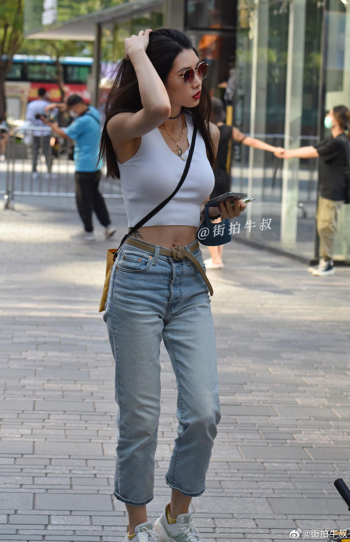 漂亮的白色露腰针织背心