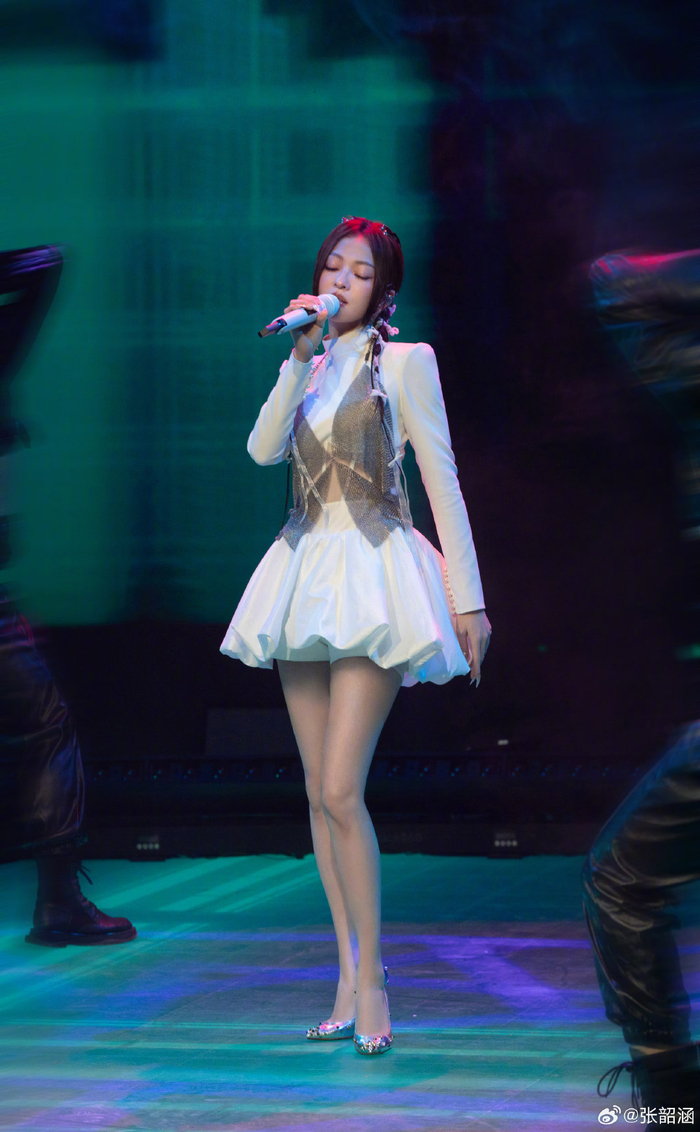 张韶涵晒巡演返图～姐姐身材太好啦!在舞台上真的好像一个完美小手办
