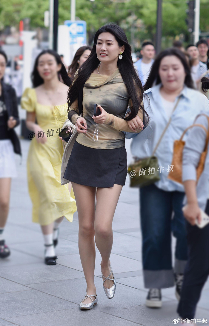 美女腿型很漂亮,穿裙子好看