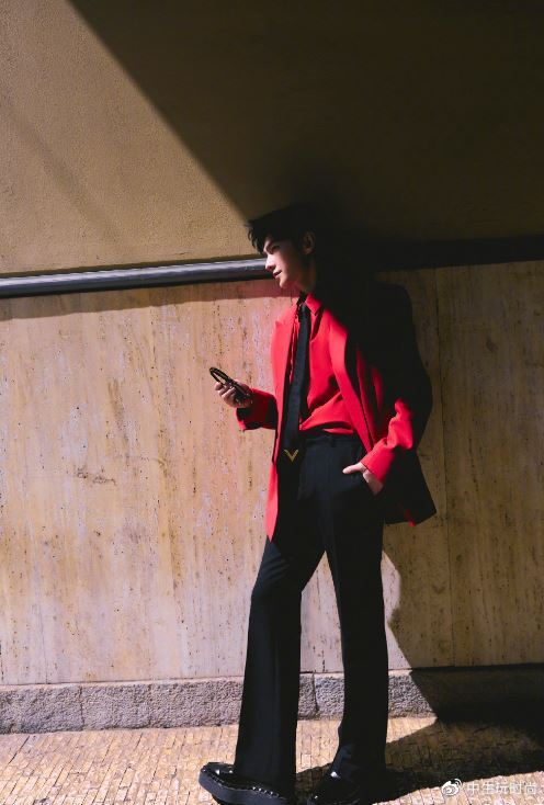 杨洋米兰时装周新造型曝光以中国红为主打色彩气场十足