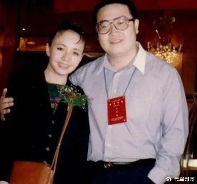 1997年,宋丹丹和英達辦完離婚手續,兩個人一前一後走出