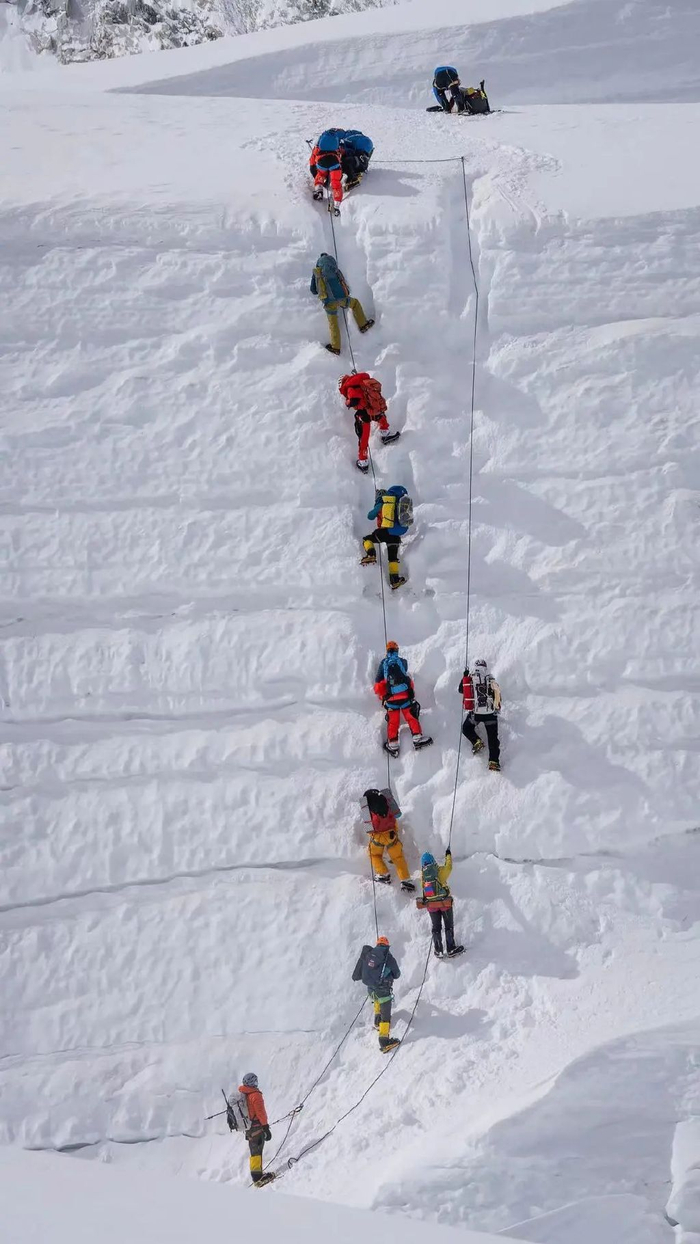 8000米之上的罗生门,珠峰商业攀登何去何从?__财经头条