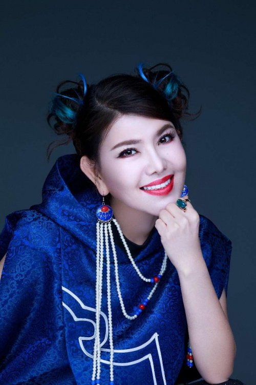 乌兰图雅曲风多元 新歌《月亮最懂我的爱》带给你不一样的感觉