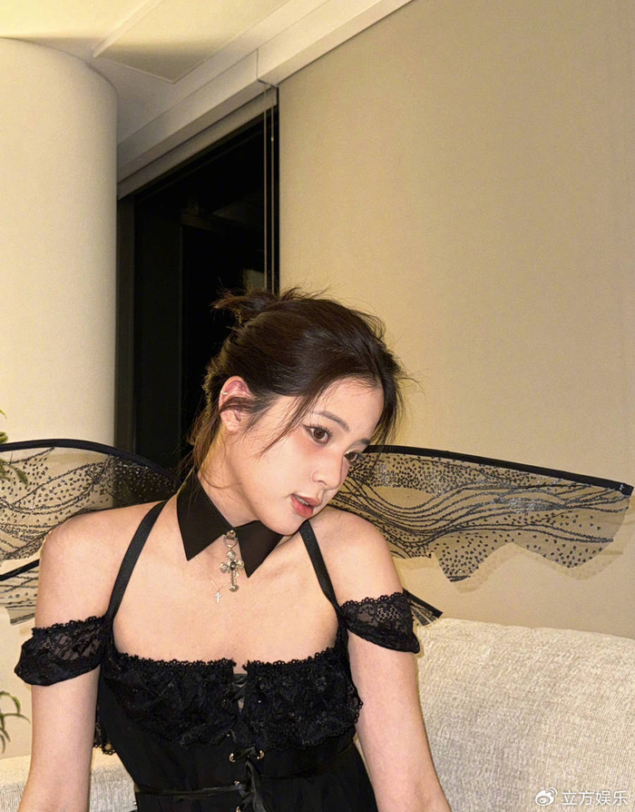 欧阳娜娜穿挂脖短裙性感迷人 戴面具化身暗夜仙子|挂脖|欧阳娜娜|仙子