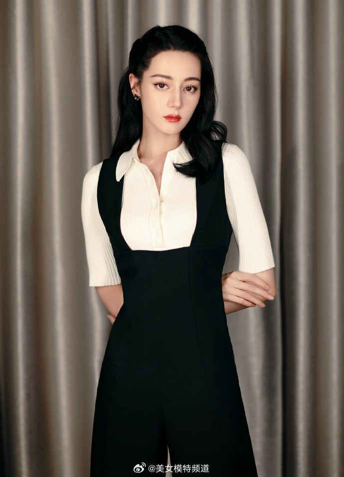 迪丽热巴身穿黑白拼接套装简约率性