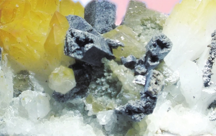 白钨矿：“雪宝顶”的瑰宝