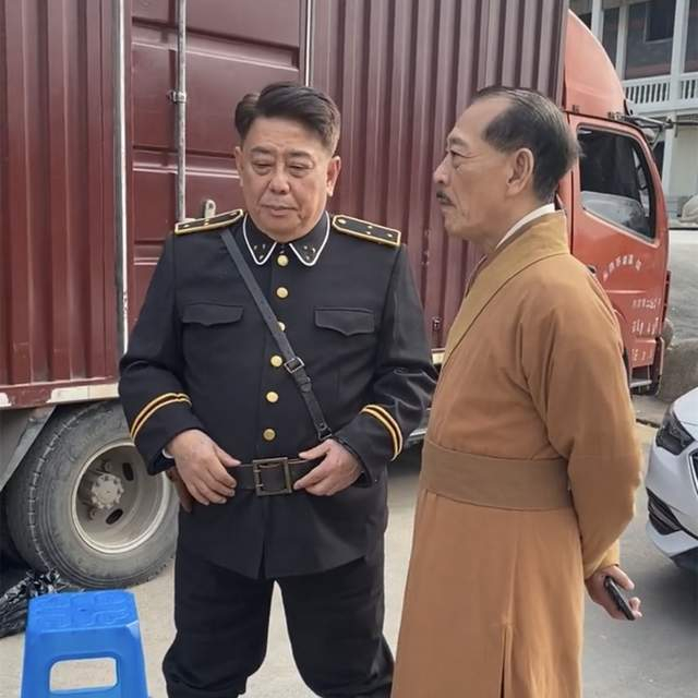 两位“僵尸片”港星齐聚内地拍戏!钟发再次扮道长,楼南光穿警服