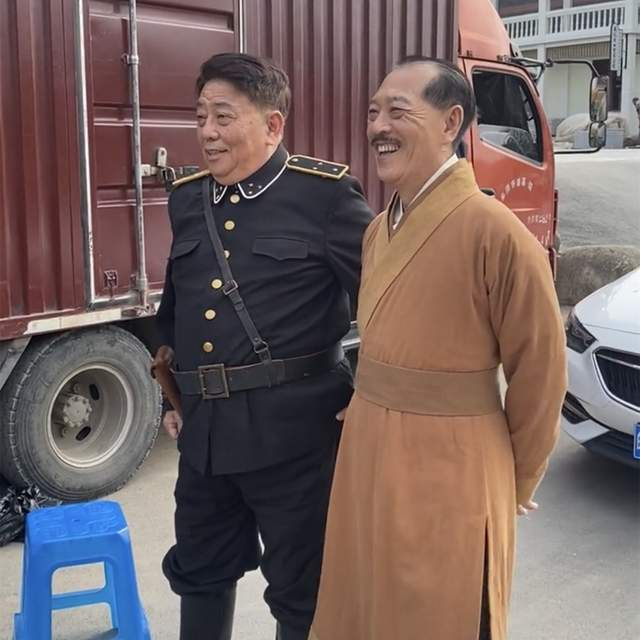 两位“僵尸片”港星齐聚内地拍戏!钟发再次扮道长,楼南光穿警服