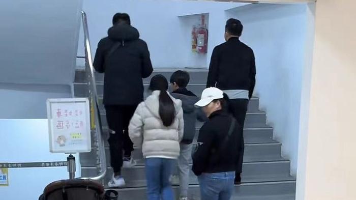 张兰见到孙子高兴坏了，马筱梅对孩子太好，给汪希箖买名牌衣服