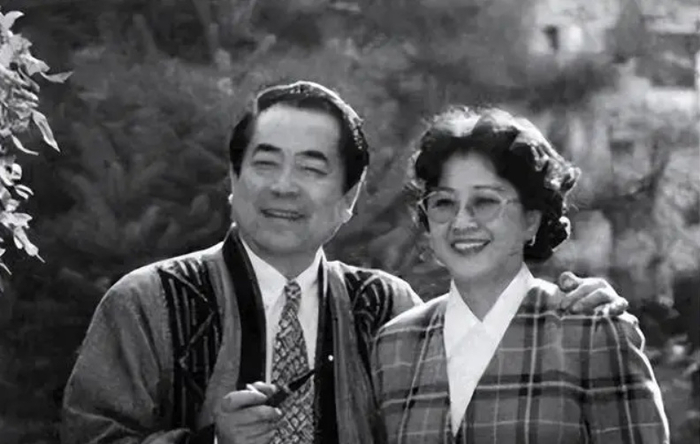 前妻去世不足3年,86岁范曾再婚娶36岁徐萌,新婚妻子身材傲人