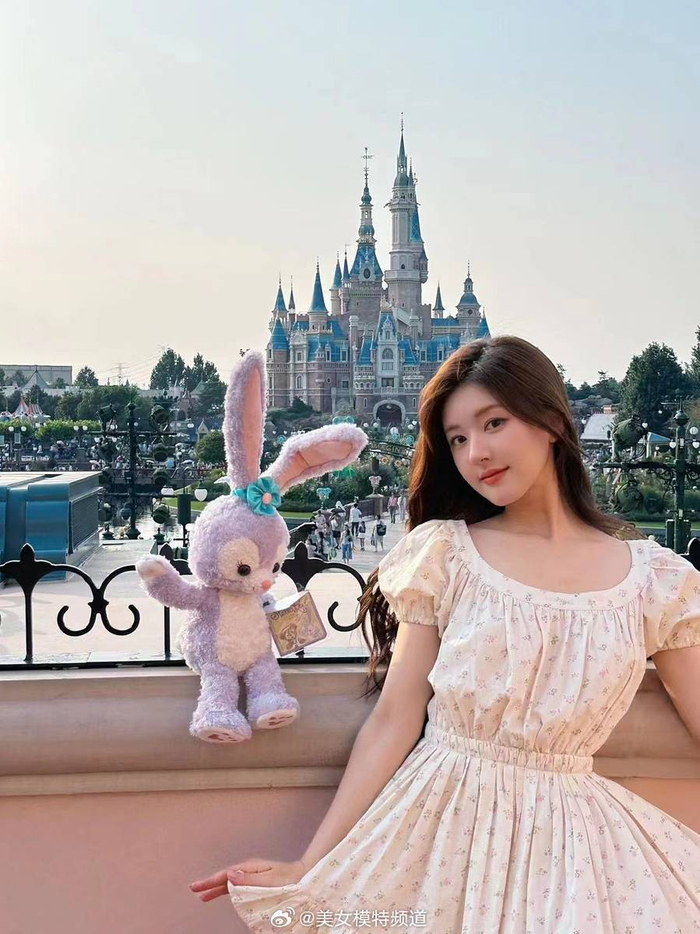 赵露思穿碎花裙畅游迪士尼抱玩偶甜美自拍似公主
