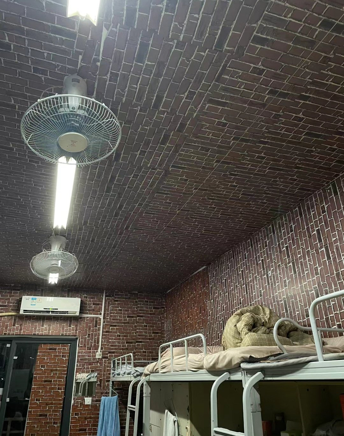 开学第一天看见宿舍壁纸感到绝望