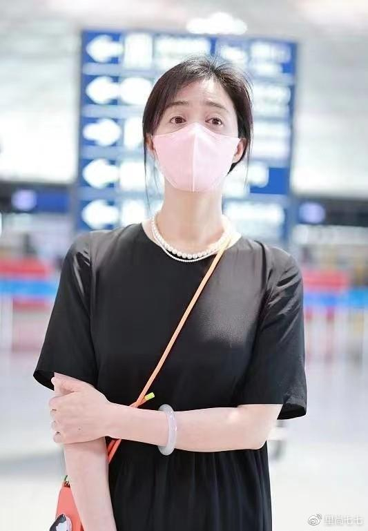 蒋欣怎么瘦这么多,穿娃娃裙都显得好单薄,戴全套首饰站姿好乖巧|娃娃