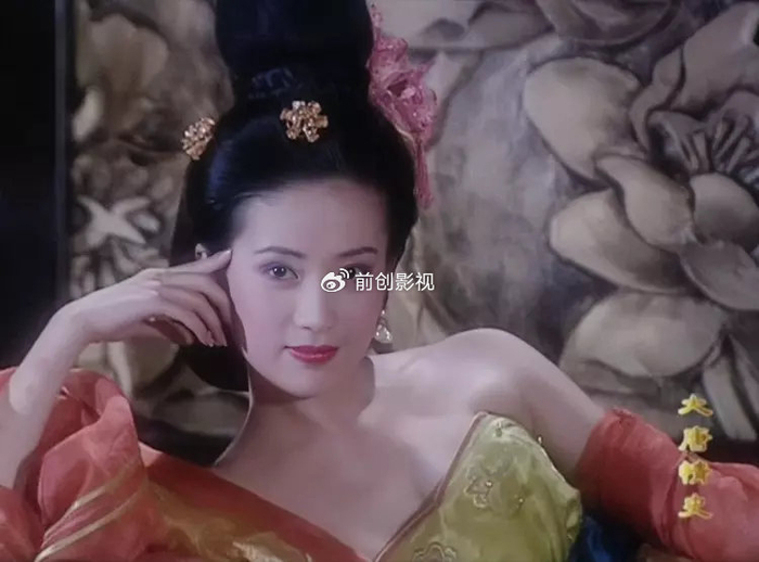 后来传出了唐国强因为拍摄大尺度戏过于投入,导致她露点走光的新闻.
