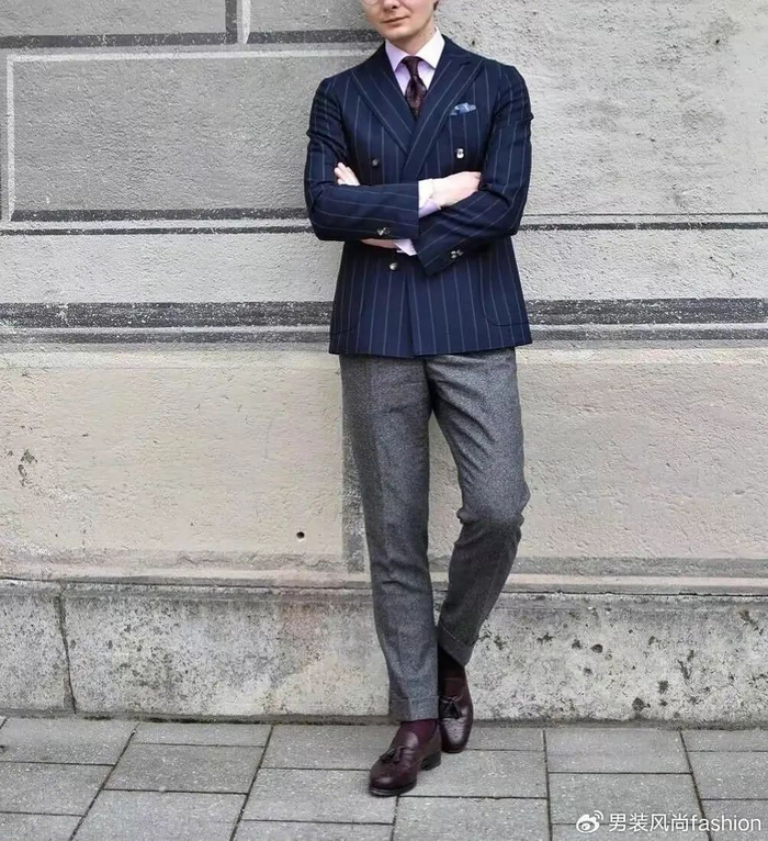 春季男士深蓝色商务休闲西装如何搭配既显高级又显时尚清爽年轻