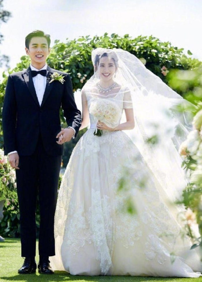 张若昀唐艺昕双人杂志引热议,大尺度接吻显亲密,真夫妻就是胆大