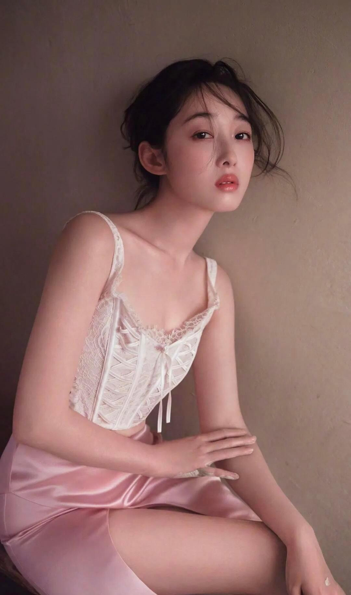 蒋梦婕魅力四溢,丰腴身材展现别样风情!