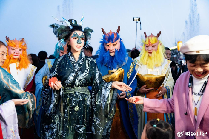 龚玥菲化身青龙女神龙抬头惊艳亮相西安大雁