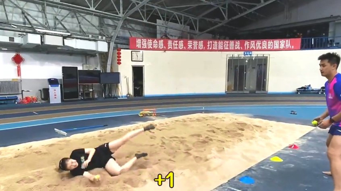 随后陈梦依然在沙坑里进行反应灵敏度训练.