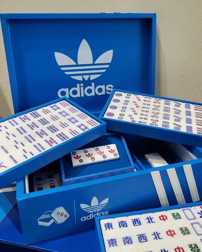adidas 蓝色鞋盒,改造出皮质包款,仅在美国,日本,韩国等地区发售,目前