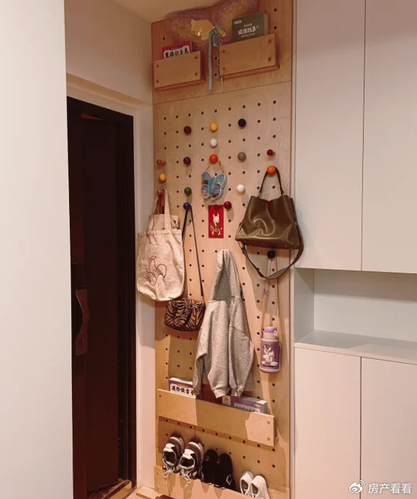 回家后衣服别再扔沙发上了!看了邻居的做法,整洁还省空间!