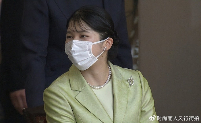 雅子皇后一家三口度假去了!爱子公主换了新发型,穿碎花裙美翻了