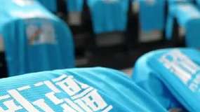 气氛拉满！新疆男篮主场今日铺满蓝色加油T恤 变身蓝色海洋