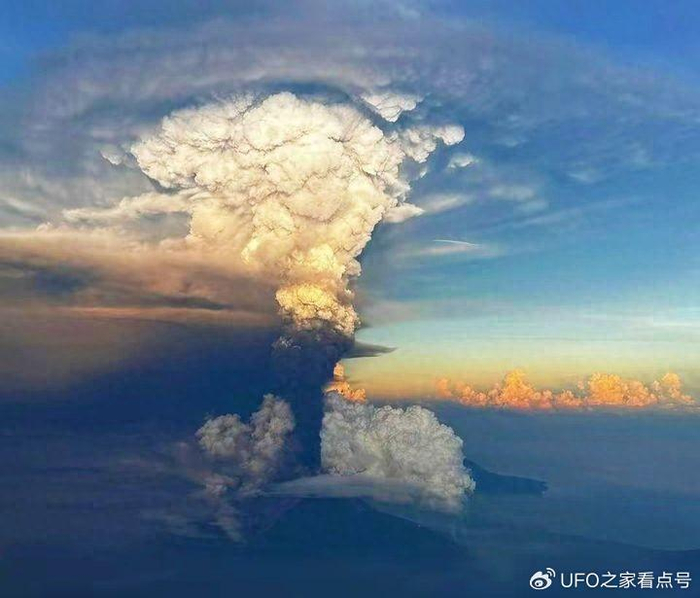 壮观!乌拉旺火山发生普林尼型大规模喷发,火山灰柱已高达15公里|巴布亚新几内亚|火山喷发|火山爆发|烟柱|居民_新浪新闻