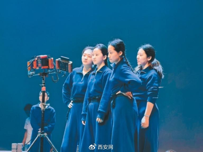 张碧瑶（左二）和伙伴们在拍摄现场　受访单位供图​