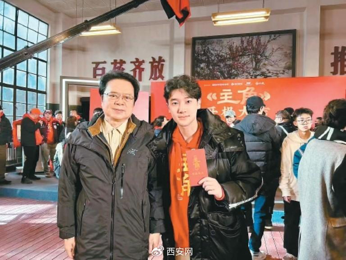 张一凡（右）和原著作者陈彦合影　　受访者供图​