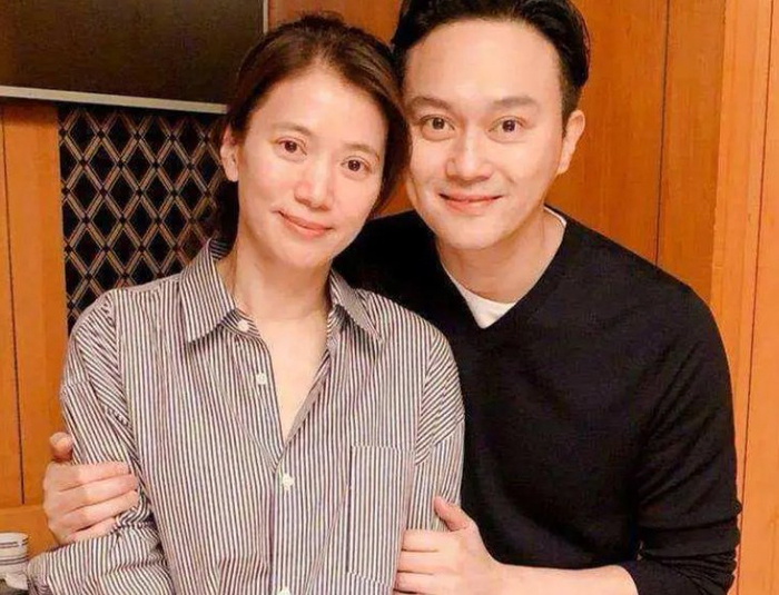 香港艺人夫妻在一起23年,男人说:不受18岁女孩的诱惑,妻子最美|张智霖