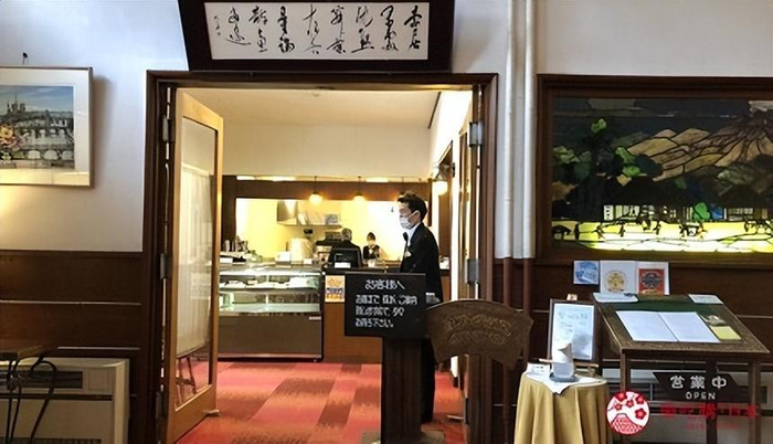 一家都会来此过暑假,且蓝侬都会到饭店一楼的cafe terrace点奶茶来喝