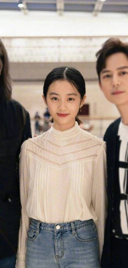 被骂成熟妇女！黄多多最新视频穿吊带露身材，网友：16岁就擦边了|黄磊|吐槽|挂脖|自拍照|泡芙_新浪新闻