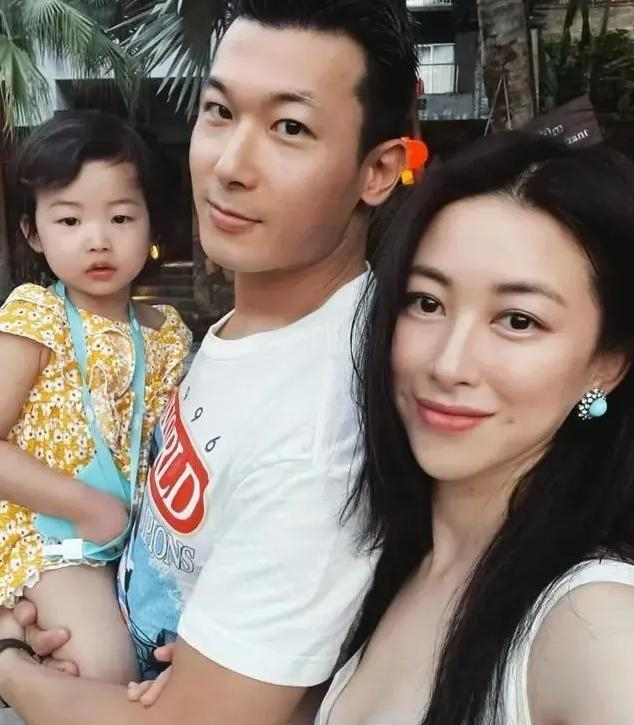 她生于军人世家,父亲朱汉斌又是商人,创立了知名冰淇淋品牌,丈夫