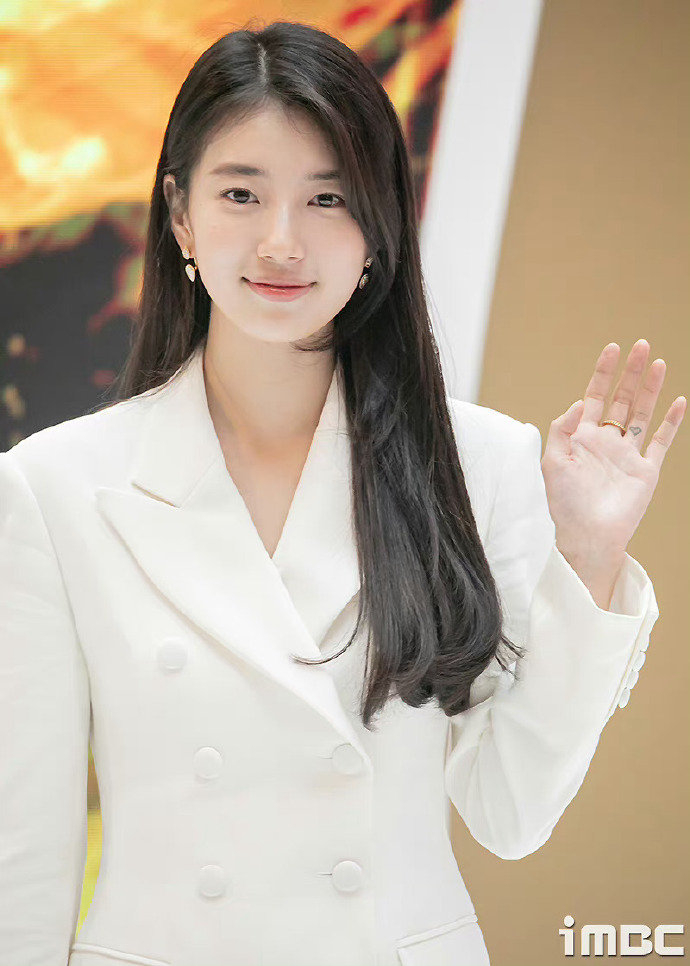 秀智白西装造型这么素还这么美