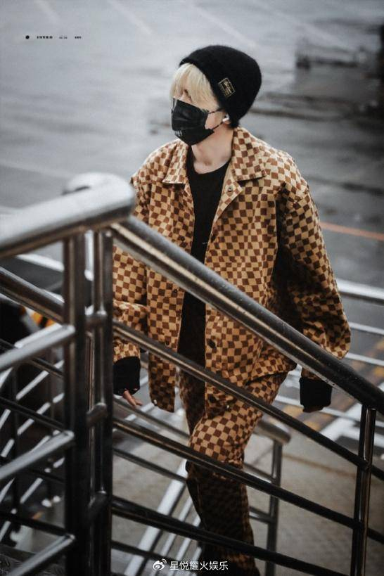 蔡徐坤百变造型摩登前卫潮流领军者尽显时尚本色