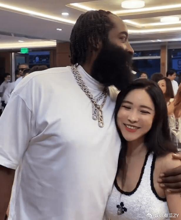 哈登中国行美女环绕上海办豪华游艇派对合影周玲安拥抱张曼源