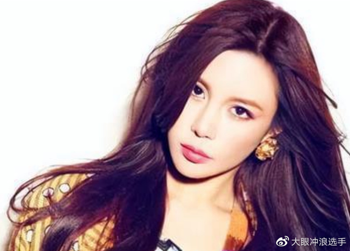 那个“宁愿坐在宝马车里哭”的拜金女马诺,如今嫁入豪门了吗__财经头条__新浪财经