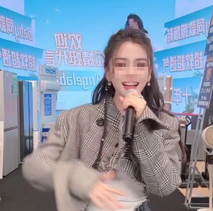 图源:快手在直播间,angelababy全程面带笑容,卖力吆喝,积极配合两位