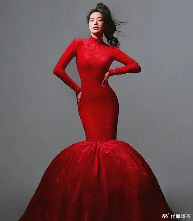 尤其是当她身穿一袭紧身的红色长裙,这种挑身材的礼服可不是谁都能
