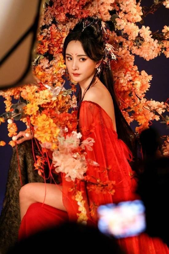 36岁杨幂受伤10天后出院!右眼包纱布未康复,身形消瘦走路耸肩