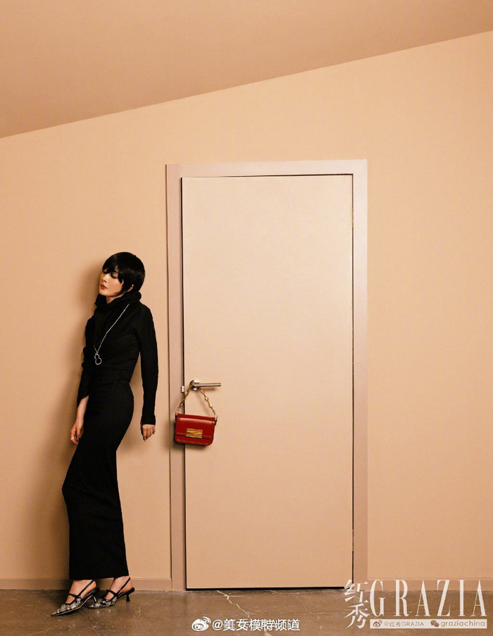 杨幂黑色服饰搭配短发造型拍大片 眼神凌厉气场超a