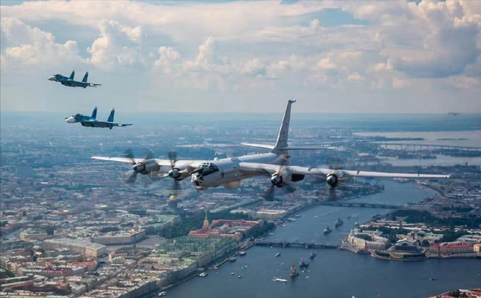 俄罗斯航空工厂图-95轰炸机遭夜袭