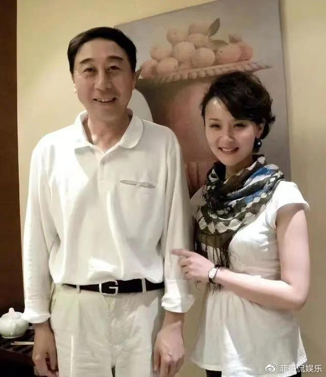 冯巩真的太会藏了！20年没有公开露面的娇妻，看起来像18岁少女|艾慧|妻子|牛莉|另一半|舞台_新浪娱乐_新浪新闻