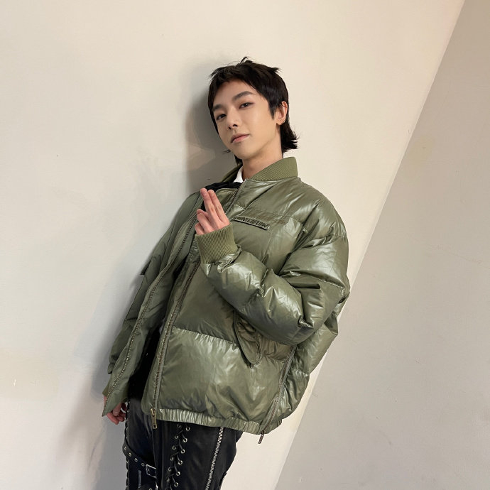 华晨宇最新大片 绿色羽绒服搭配黑色皮裤,个性十足!