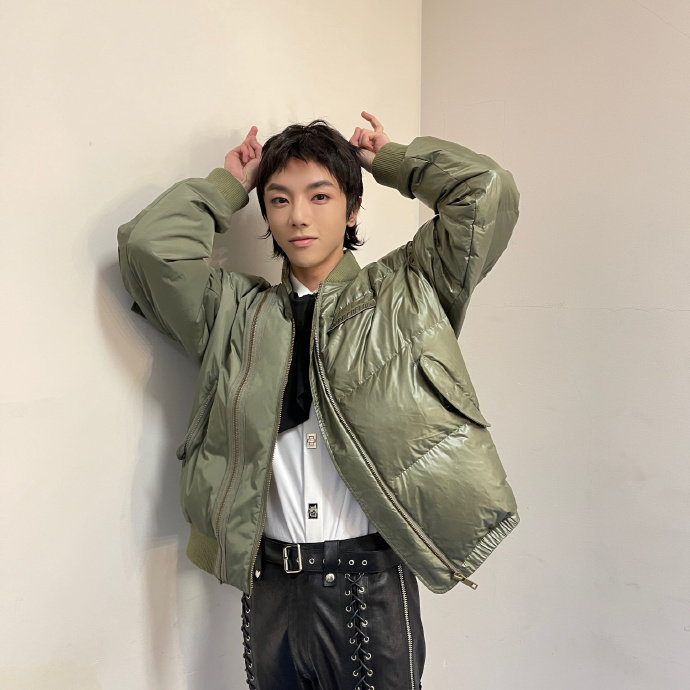 华晨宇最新大片 绿色羽绒服搭配黑色皮裤,个性十足!